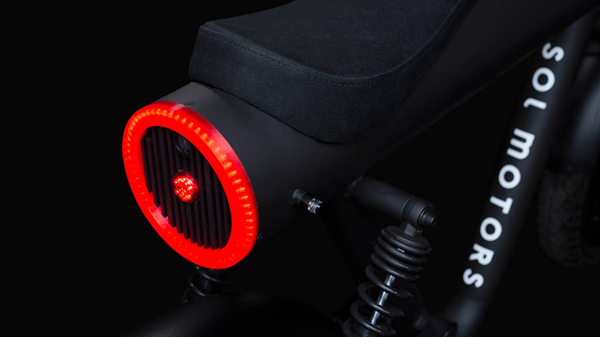 這組像極了戰鬥機後燃器設計的尾燈,更替Pocket Rocket增添了幾分科技和速度感