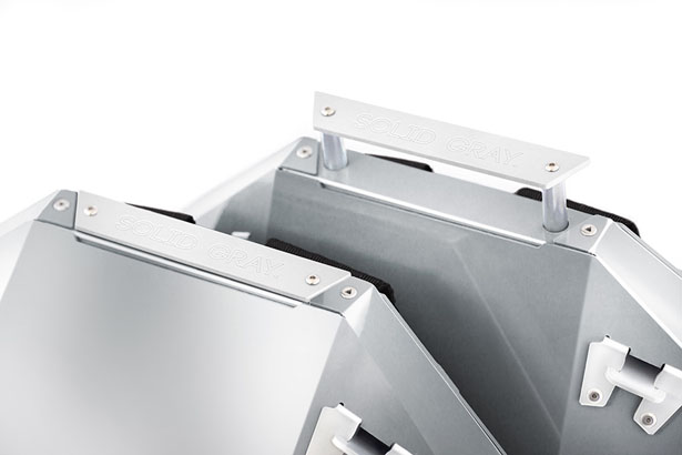 在背包的頂端有隱藏式握把,除了雙肩背負也可以手提