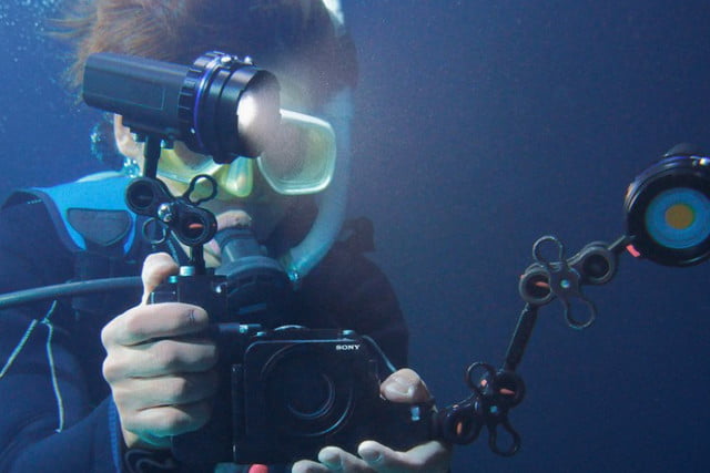 RX0不需要防水盒就具備10M防水能力，如果加裝MPK-HSR1 防水殼可潛入100M的深度