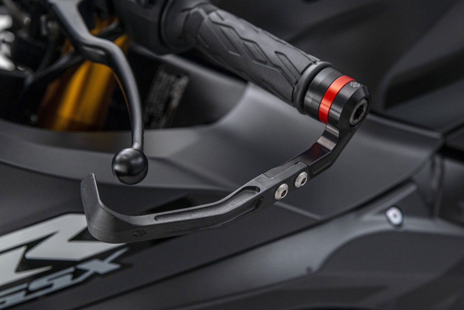 原廠裝上左右一對的賽道護弓