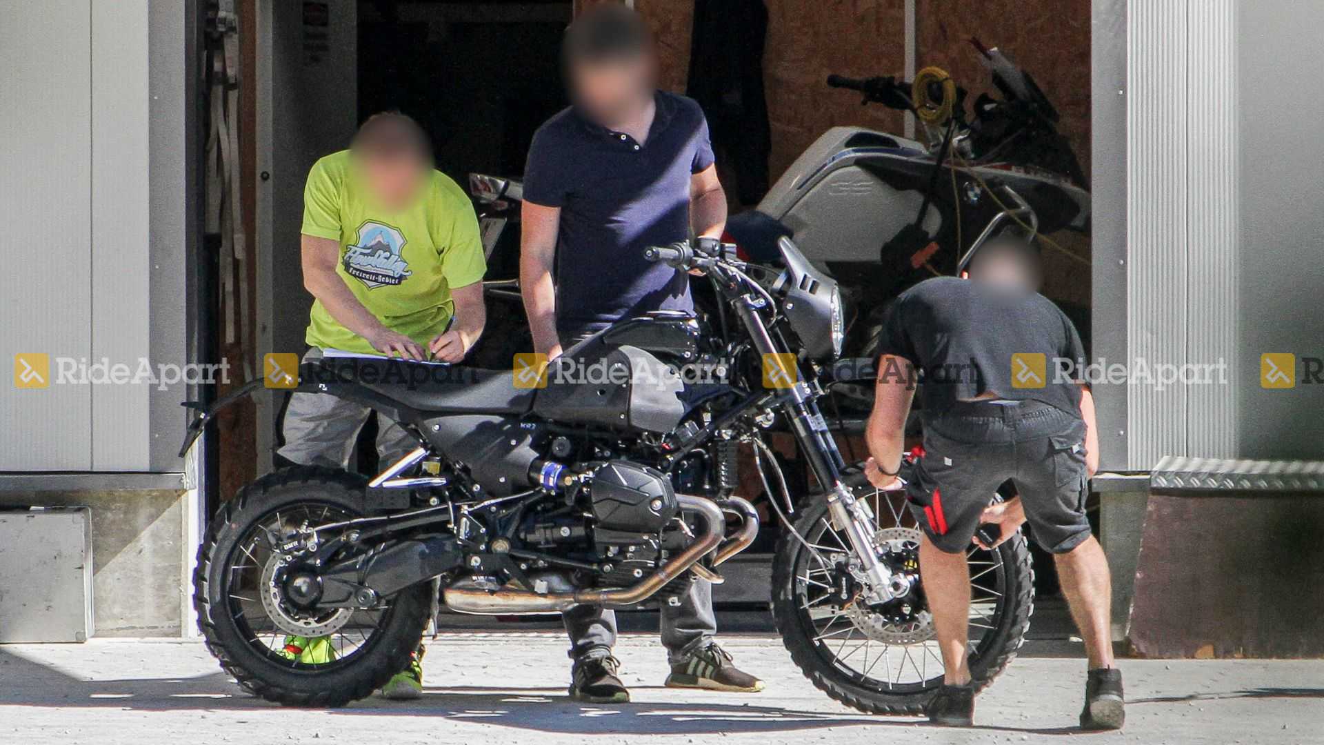 BMW R nineT Scrambler/Urban GS測試車能看到前懸吊換上倒立式前叉、輪圈改為21吋鋼絲框,車架、後搖臂以及油箱位置皆有小幅改動