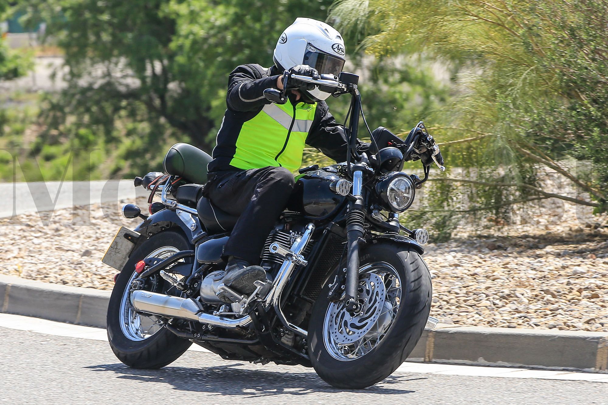 新車引擎,主車架和後搖臂都和現有的Bobber 單座版相同,代表同樣是有後避震器的softail 軟尾車款