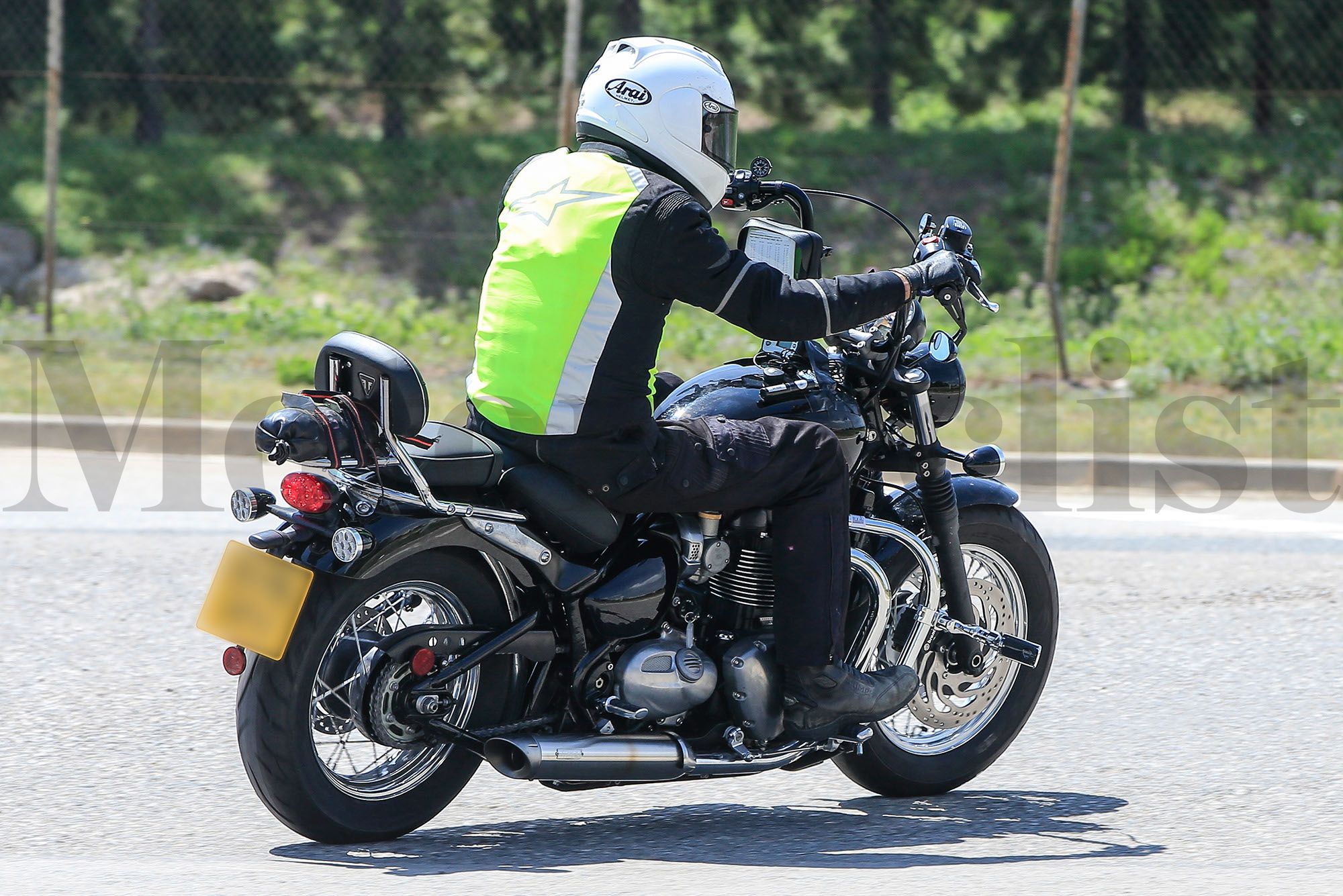 新車很明顯多了一個載人功能,後座甚至還有後腰靠,只是副車架被新設計的車身套件擋住,無法辨別是如何與主車架連結,但看來負擔多一個人和行李的重量是沒有問題