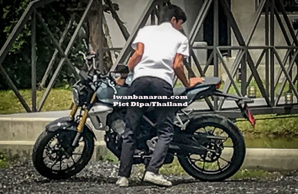 車尾側面輪廓完整露出，連同後土除與大牌架，整體有點像KTM 390 Duke的設計