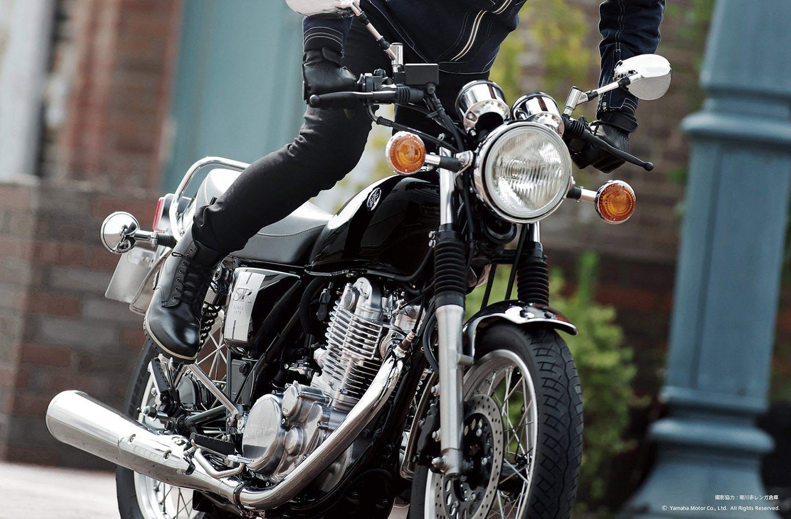 YAMAHA SR400是市面上少數仍然配備鼓煞的車款