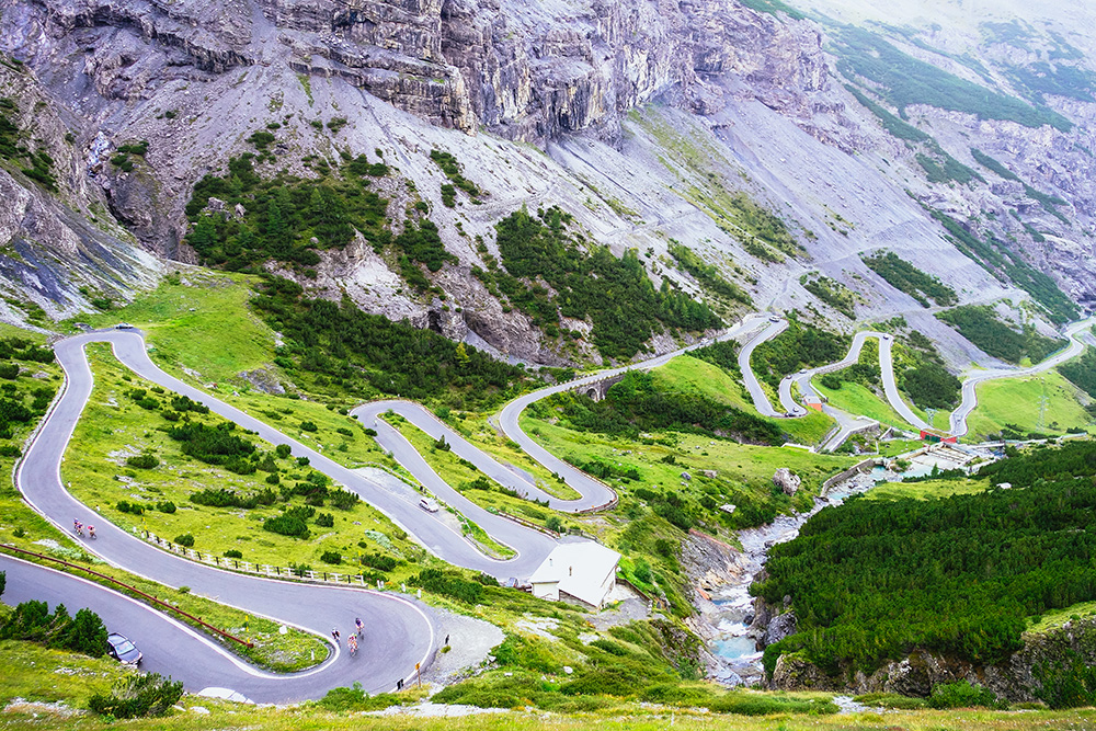 看看那條曲折、繚繞著無數髮夾彎的山路，看一眼就讓人不禁雙腿發軟，想跪下親吻這條極致的山道啊！