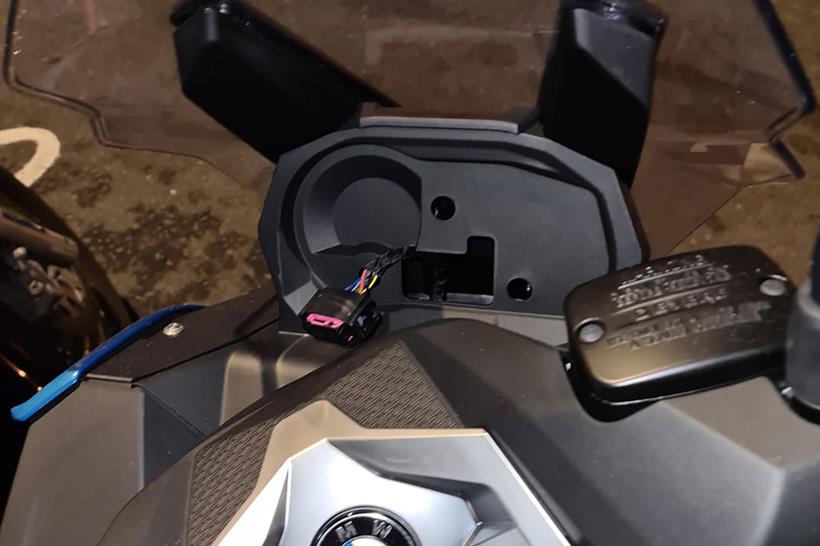 當你開開心心準備騎上愛車時,看到儀表完全消失,肯定會非常傻眼!