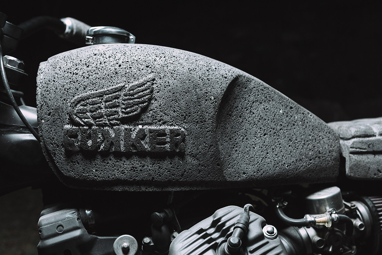 Chis Zernia將玄武岩挖空並裝置油管與加油蓋,是一個貨真價實可以使用的石頭油箱