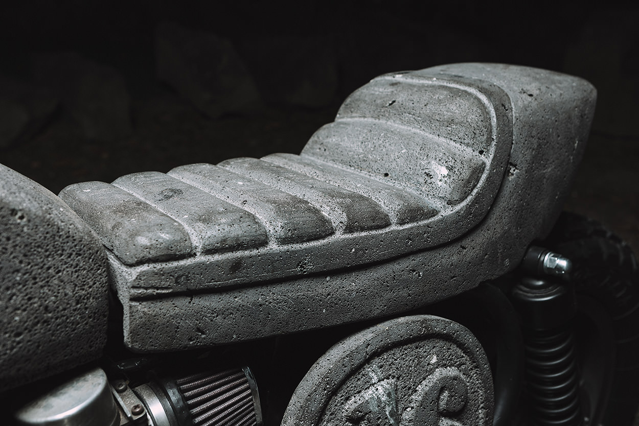 座椅與車尾蓋為玄武岩一體式製作,配上車測的玄武岩號碼牌