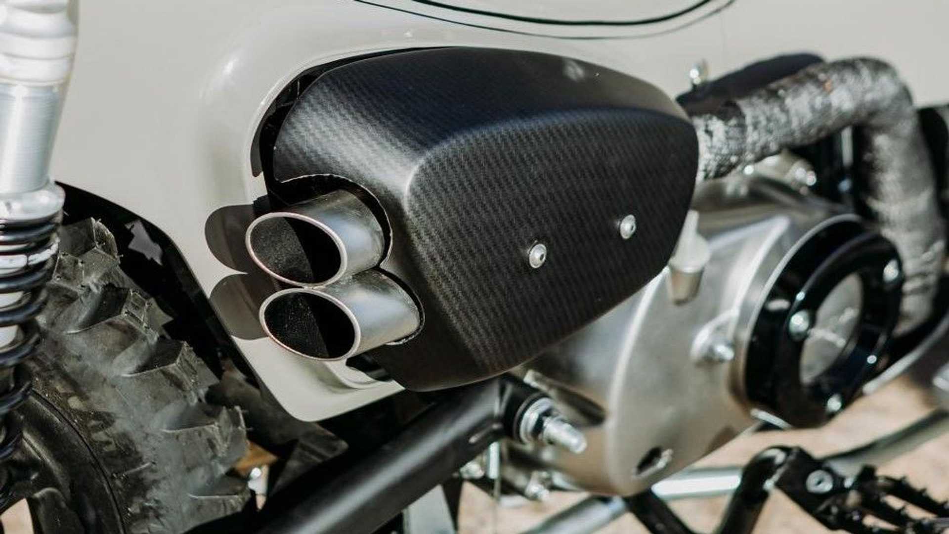 Scrambler風格的上繞式排氣管,外層還有碳纖維防燙蓋點綴
