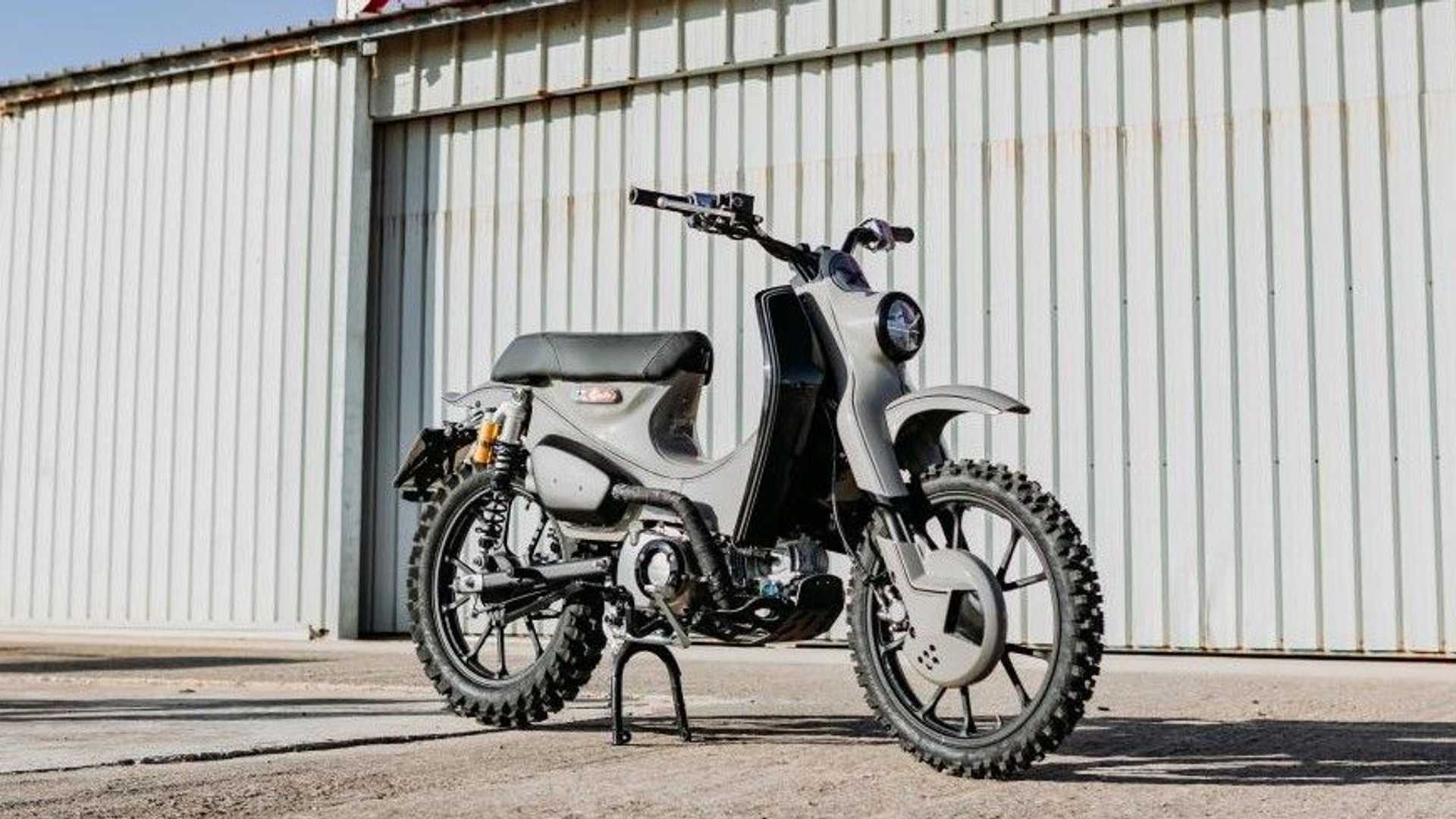 卡其色的塗裝配上前後越野胎、鳥嘴土除,這台Super Cub 125X看起來真的毫無違和感