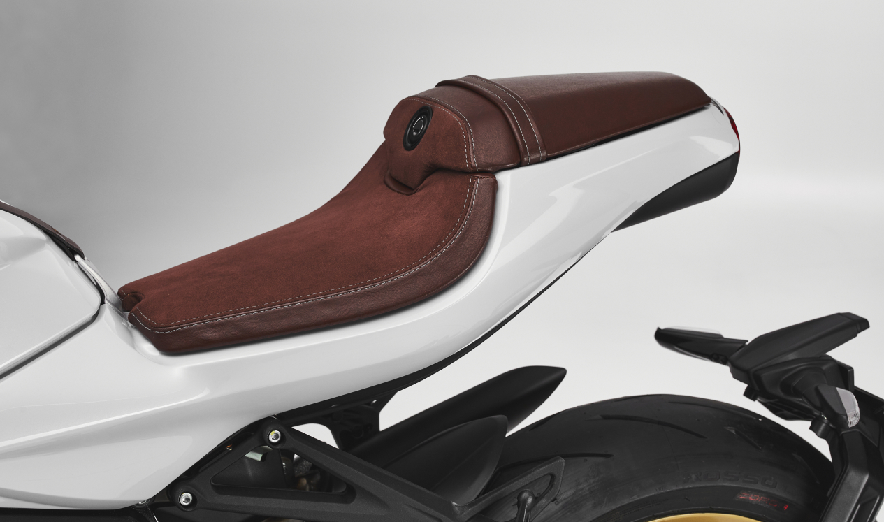 坐墊使用Alcantara麂皮打造,意味著這車肯定是要放在室內收藏,不能淋到一絲絲的雨