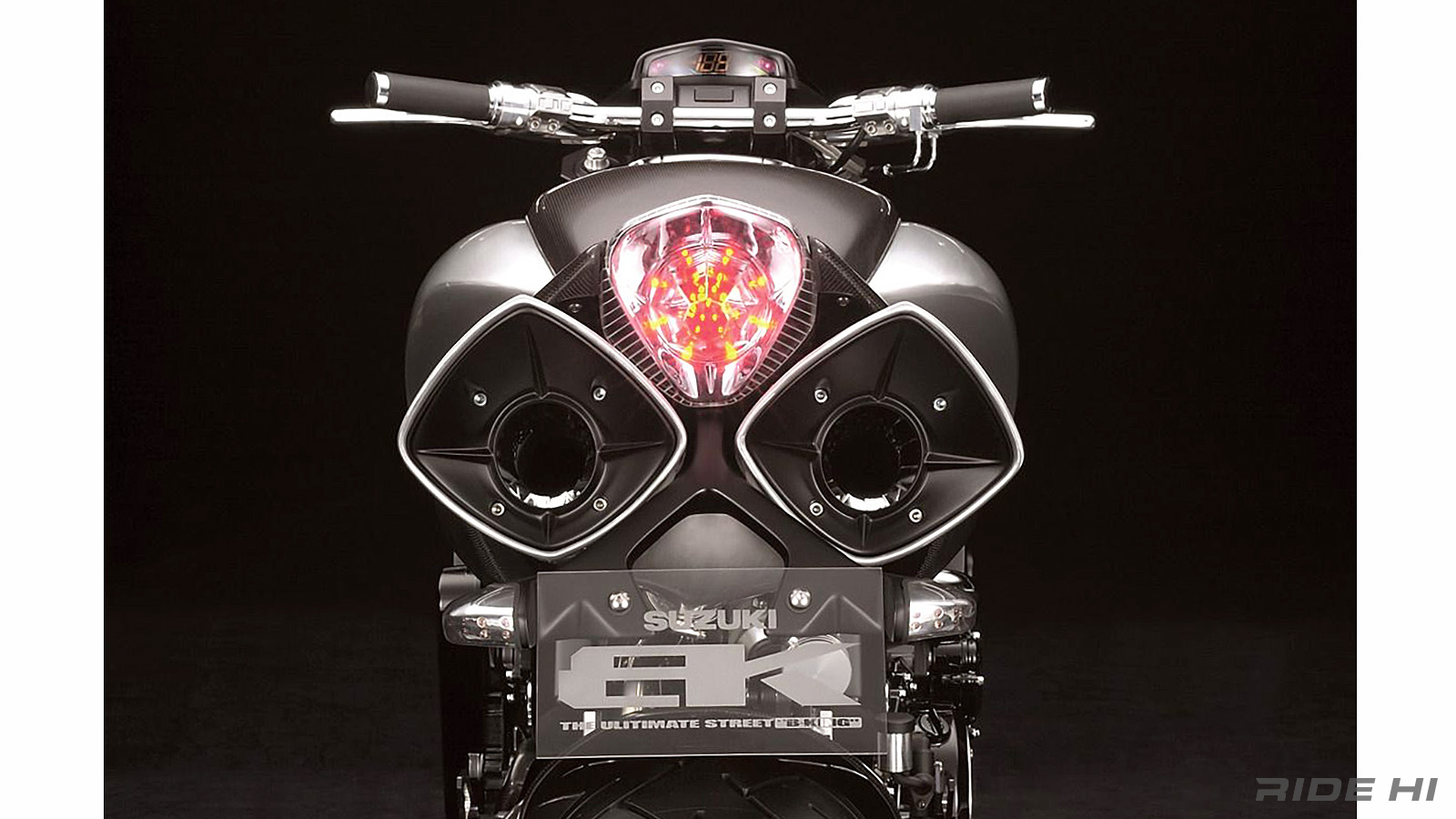 超浮誇的中置雙出排氣管，從概念車時期就已經上身