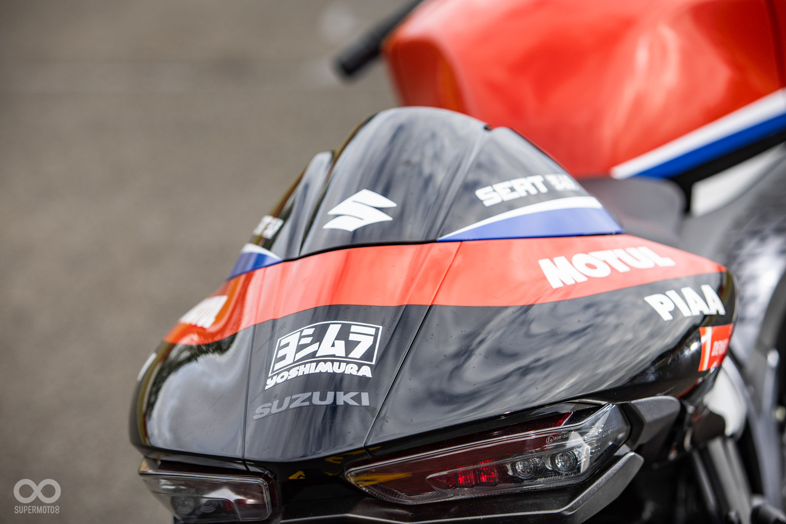 車上有低調的Yoshimura商標