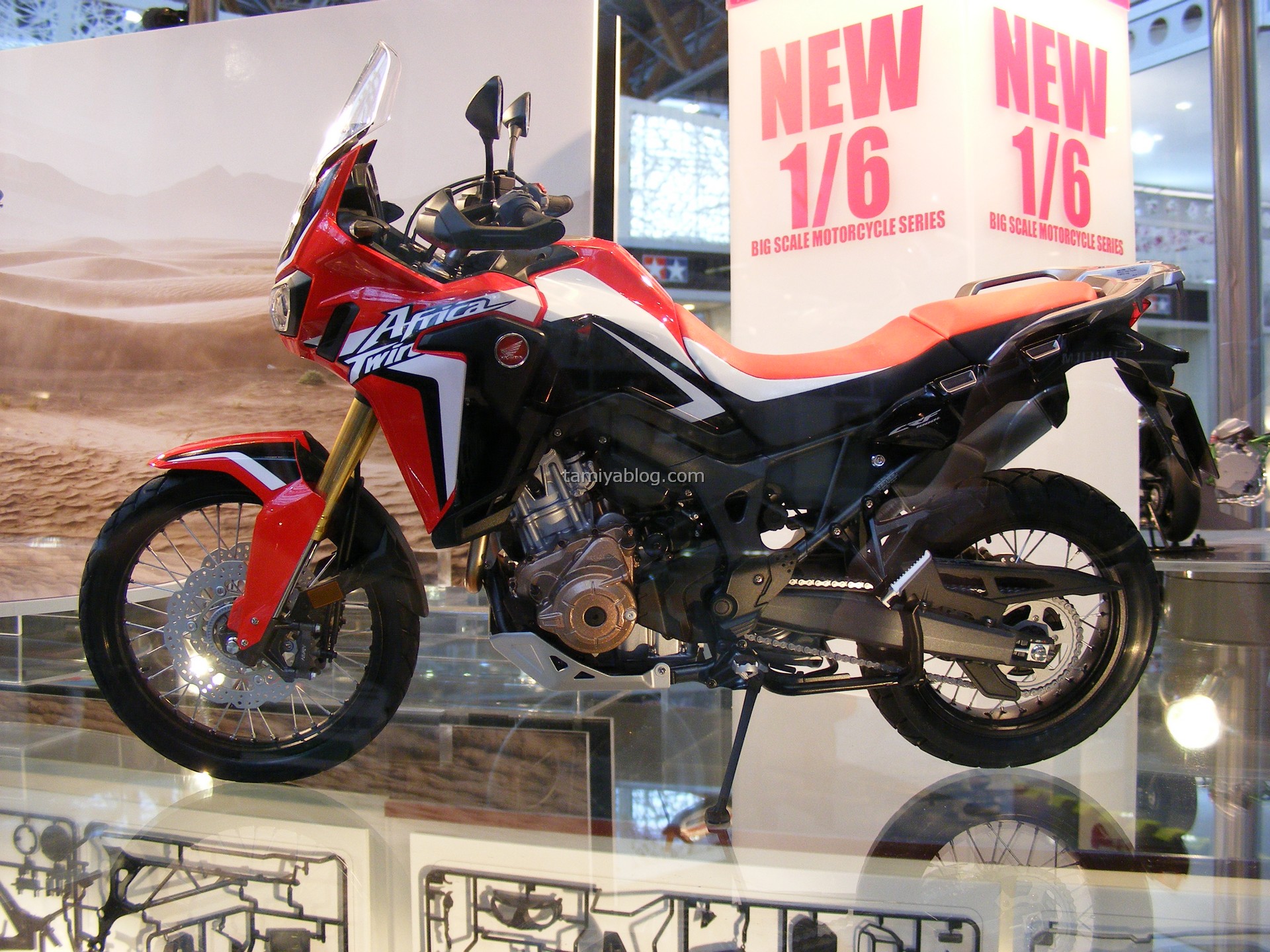 田宮這次推出的1：6 HONDACRF1000L ，即使是鋼絲框，近看仍然有以為是真車的錯覺。