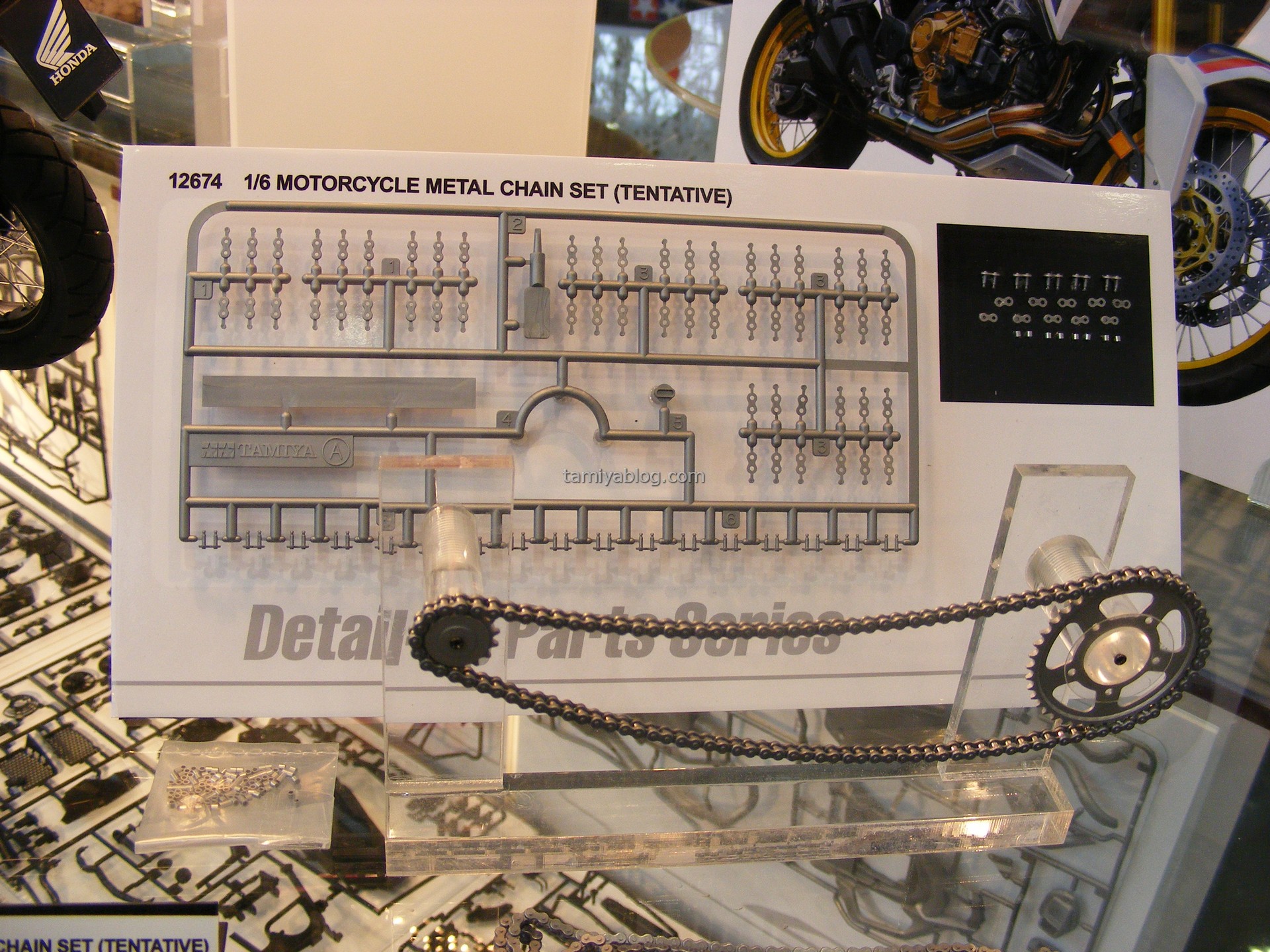 模型原裝的鏈條雖然是無法做動的整體塑膠件，但日後可選購原廠推出的金屬鏈條套件，組完後可實際轉動。