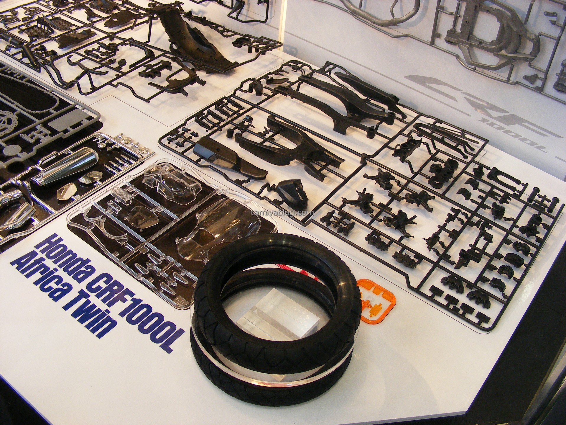 真車上的不鏽鋼件和後照鏡鏡面在模型上都以電鍍零件代替，輪胎則是中空的半實心結構。