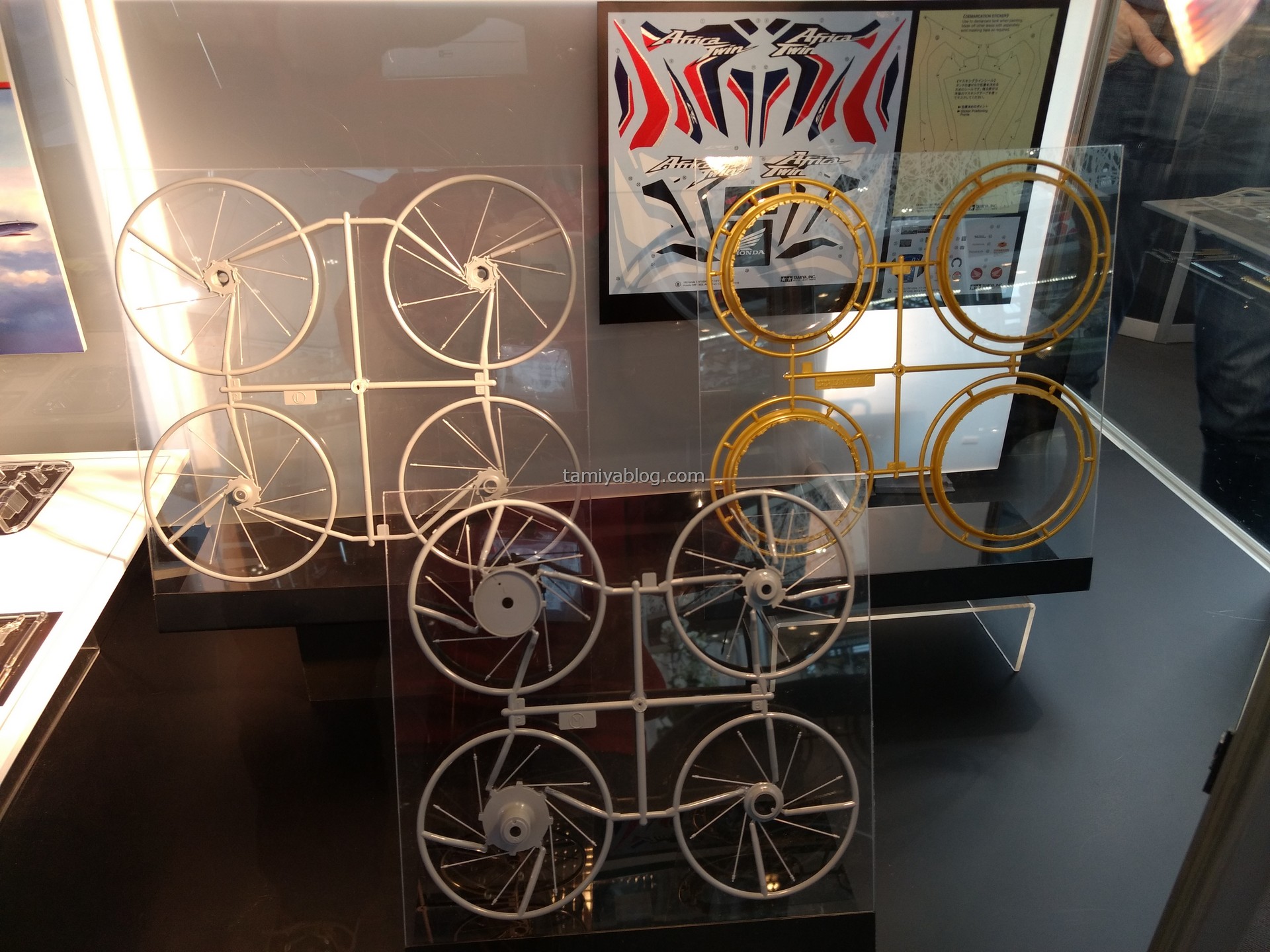 輪框的模型分件， 四個分件結合成後就如同實車的鋼絲框一樣，鋼絲根根分明。