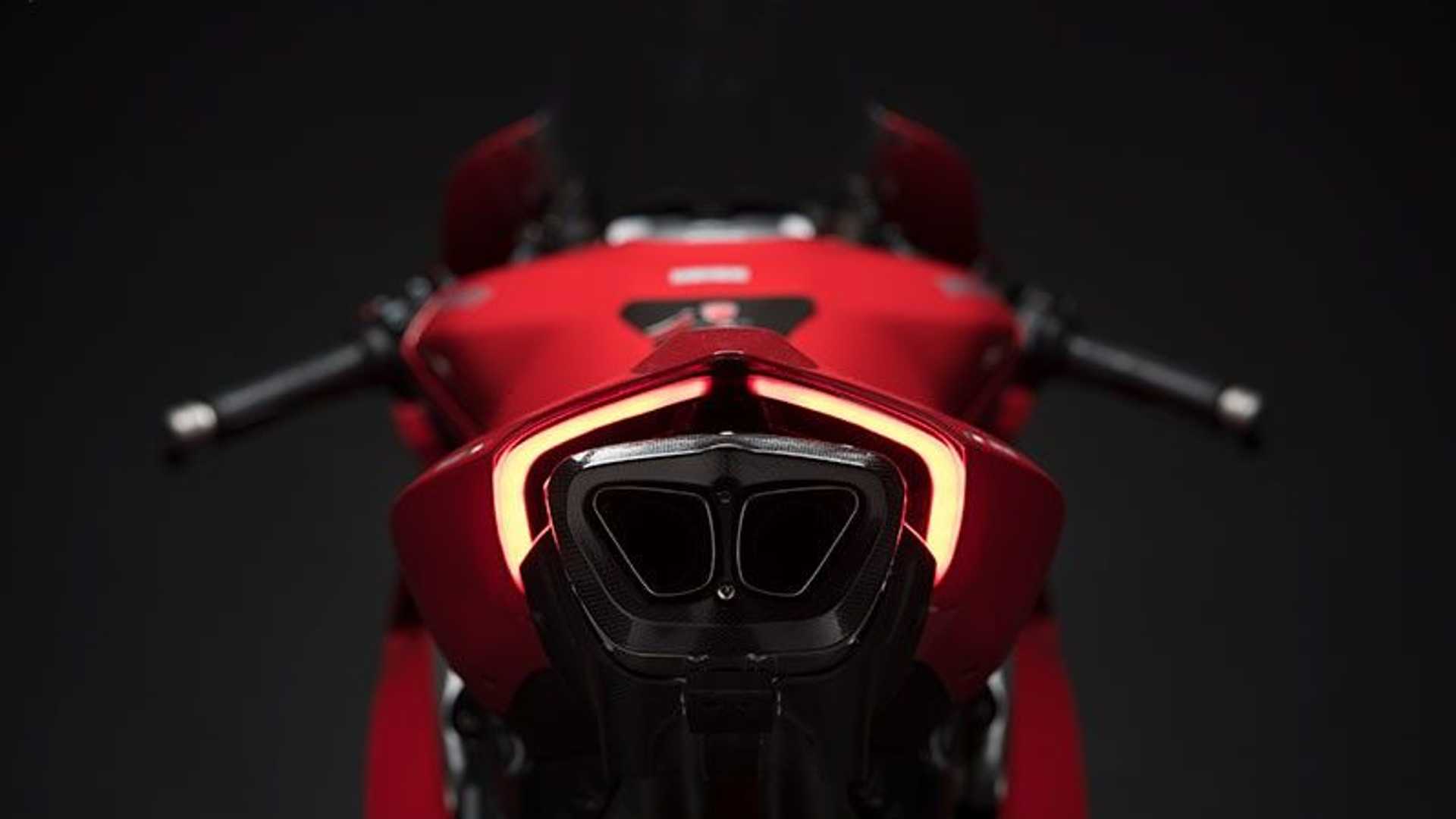 除了好看之外,Termignoni 4 Uscite排氣管更能帶來14HP馬力和8.6Nm扭力的性能提升