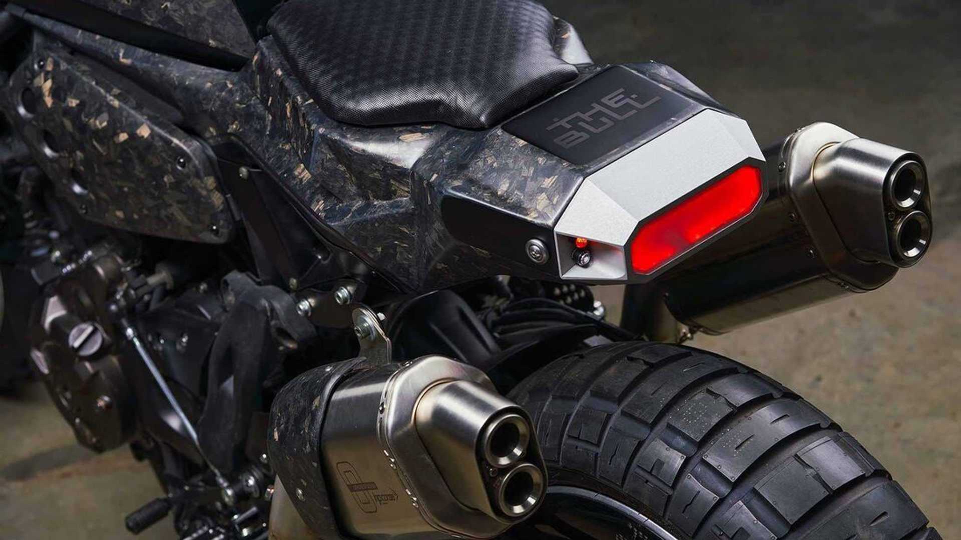 左右雙出的排氣管,配上切削俐落的車尾燈,車身更大量使用鍛造鈦纖維