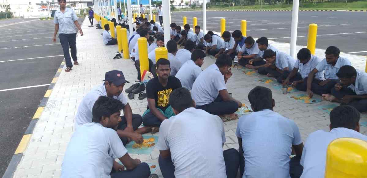 Yamaha工廠外工人們排排坐進行罷工抗議