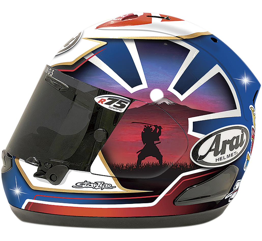全新推出的 Arai RX-7X PEDROSA SPIRIT將有兩種配色,可以看見帽子兩側的塗裝也與舊款產品不同