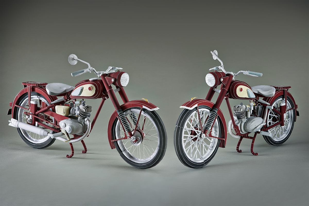 這次公開的共有兩個版本,一個是普通版(右),另一個屬於Ultra Precision 超精細的特別版(左),最大特點在於特別版輪框的鋼絲並非用紙來做,改以棉線取代,裡面還有專門的編框治具