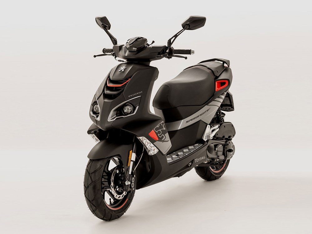 Total Sport的塗裝則參考了2008年Peugeot DKR Dakar rally賽車彩繪