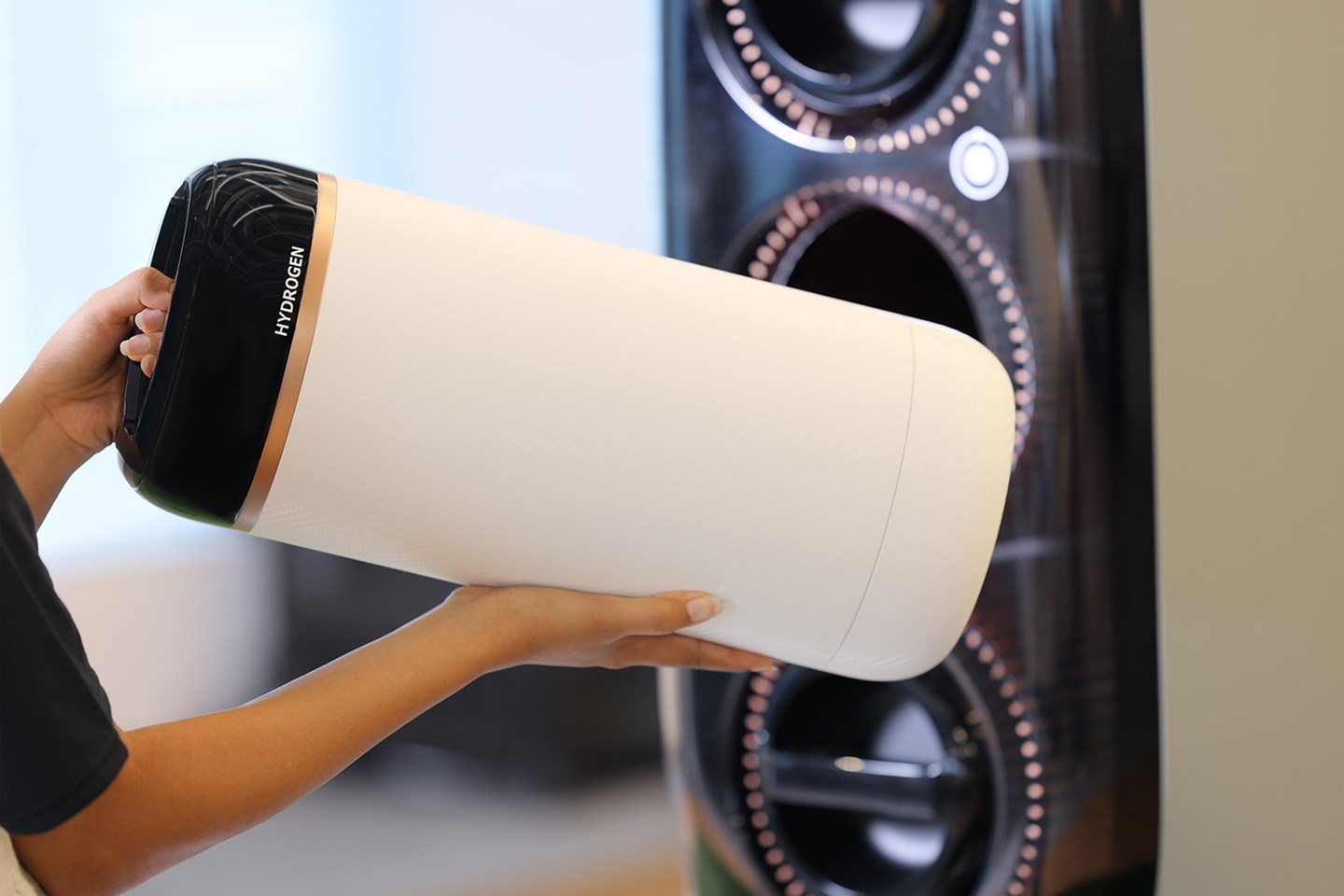 40公分、5公斤的氫氣瓶擁有3.3kWh的電力