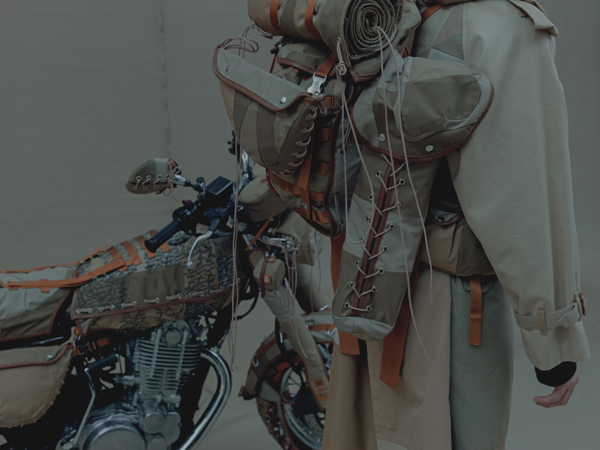 設計師志鐮英明將人車合“衣”,透過軍事風格的大衣、背包樣式來做結合