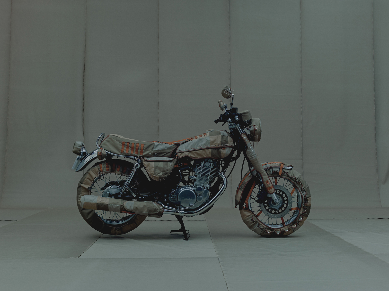 YAMAHA在這次的特別企畫中提供了志鐮英明一台SR400和一台SR500,作為服飾的設計發想