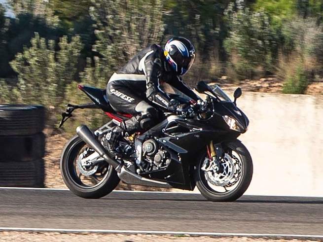 整流罩上頭多了些銳利的摺角，排氣管與Moto2的測試車造型類似