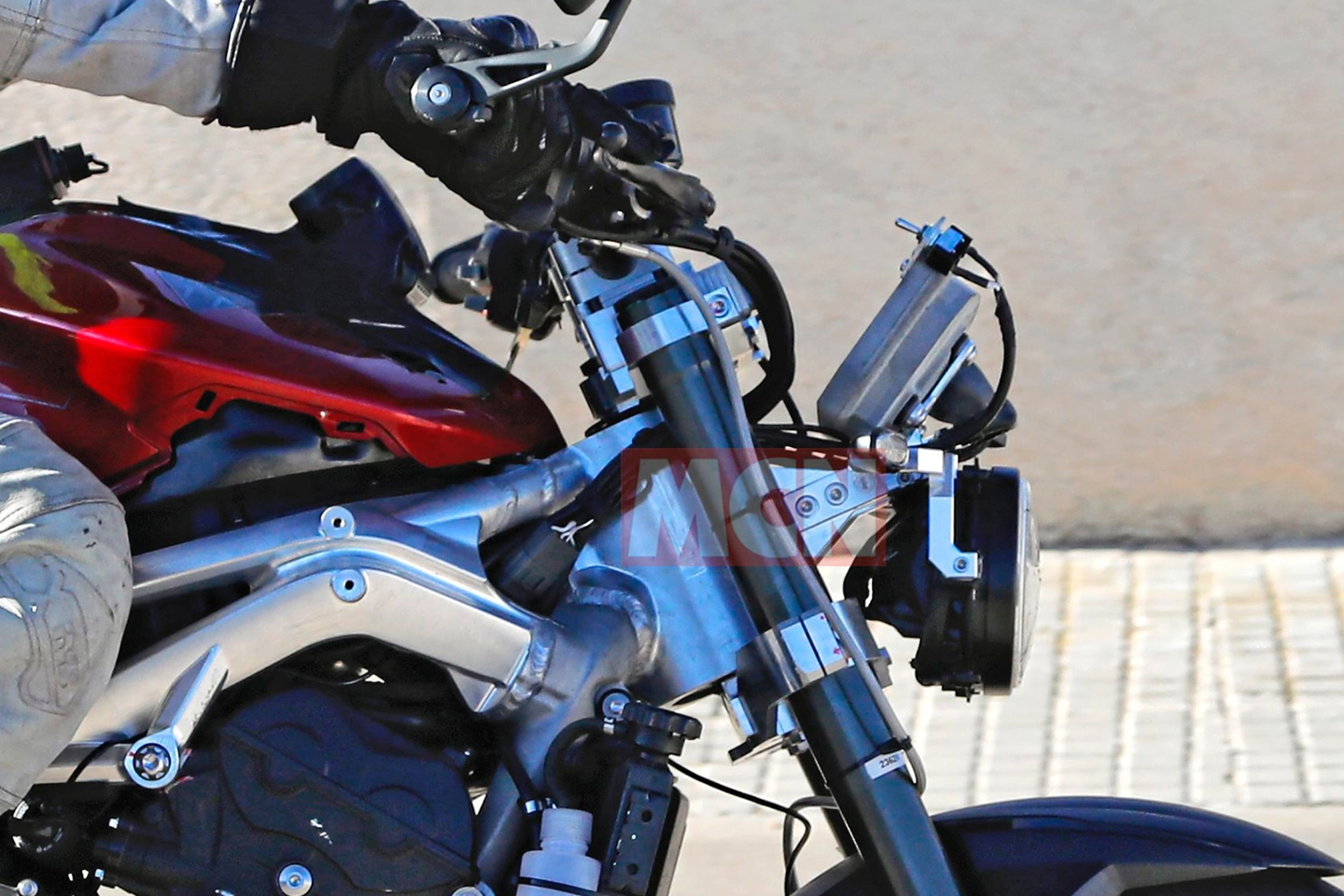 車身上有不少看起來像是整流罩鎖點的孔位