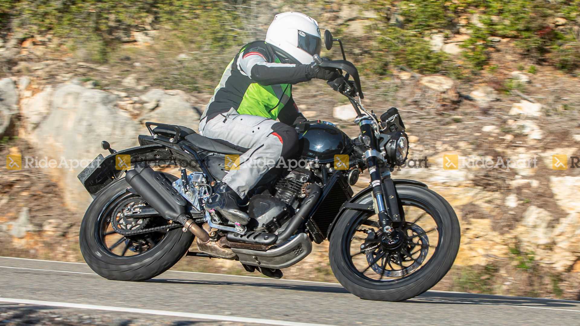 有護弓、寬把、引擎下護板、單邊雙出排氣管等造型點綴,確實頗符合Street Tracker的車名形象!