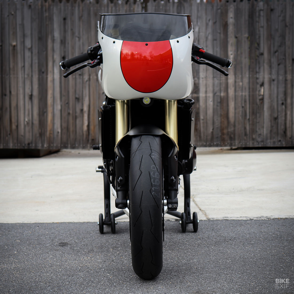 LED頭燈藏於整流罩下方