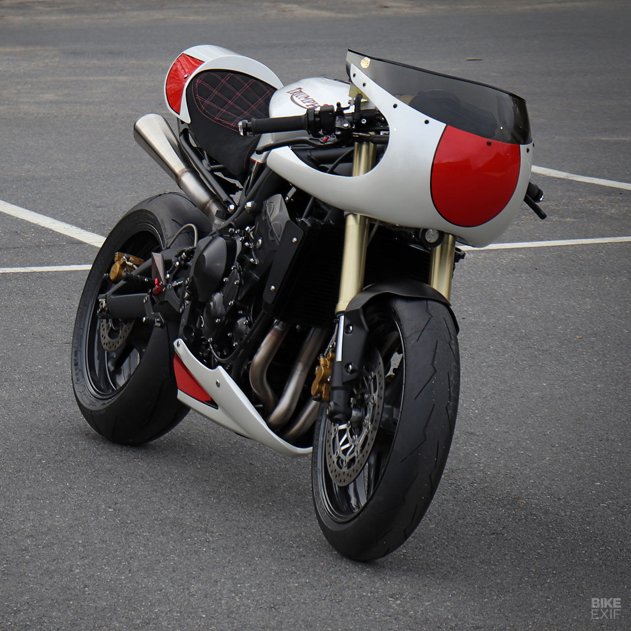 Triumph STREET TRIPLE 675收起銳利的街車外型，改以老式賽車的風格呈現