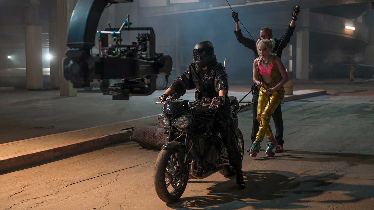 猛禽小隊:小丑女大解放拍攝畫面,可以看到女獵手騎著TRIUMPH Street Triple拖著小丑女進行特技