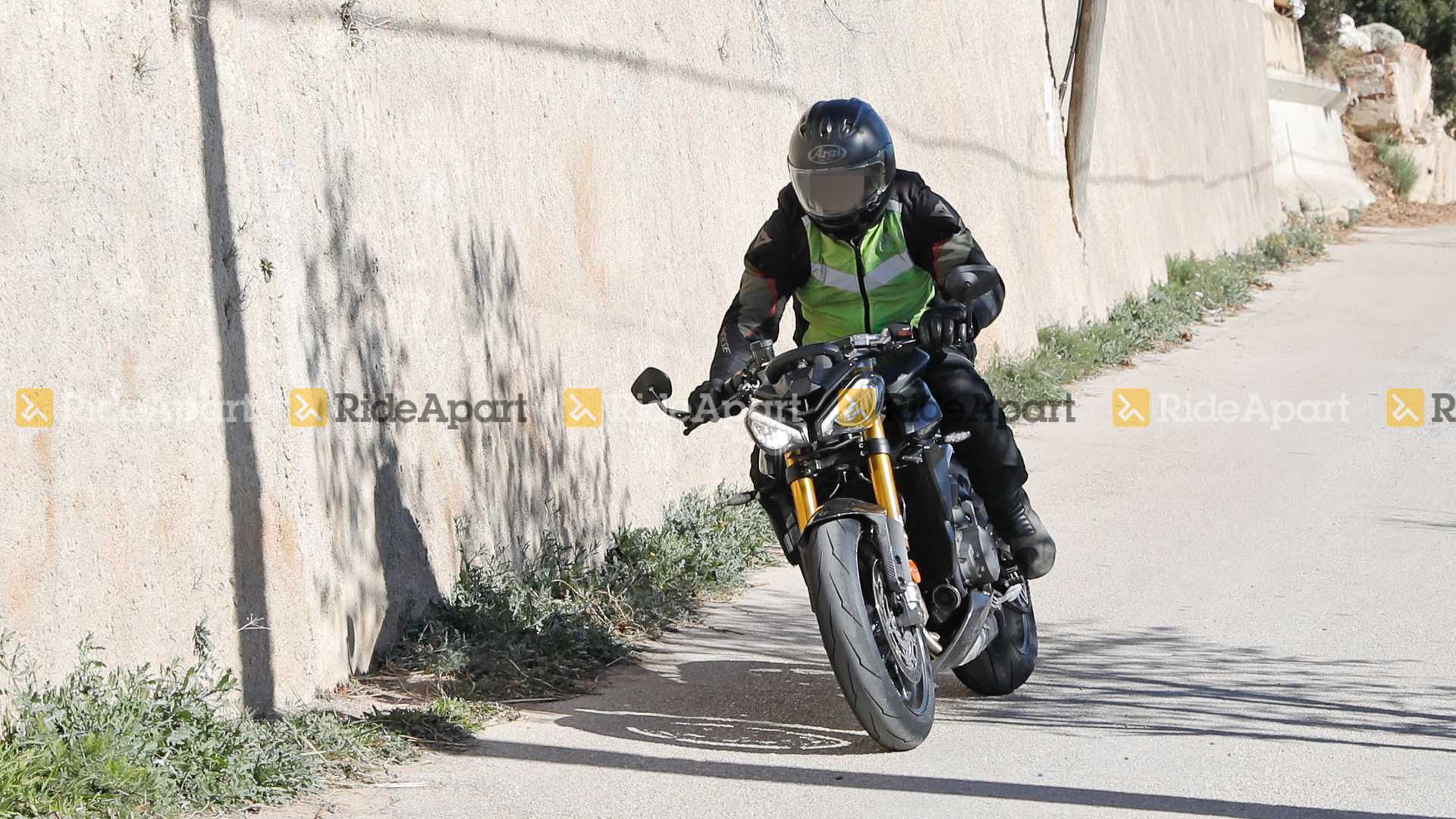 測試車前懸吊升級Öhlins金筷子;車頭大燈造型也變得更接近Speed Triple的造型