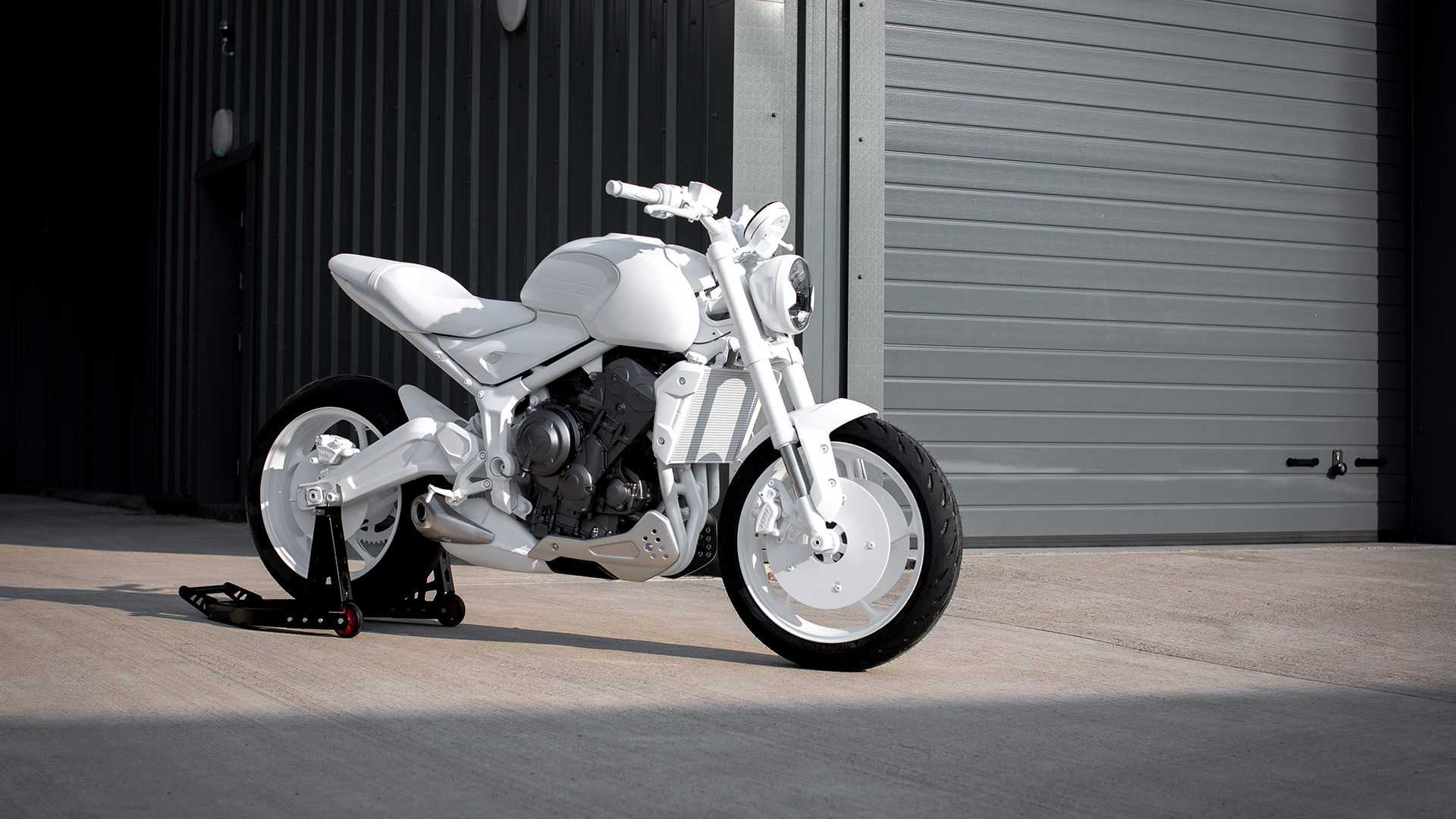 TRIUMPH TRIDENT先前以全白塗裝曝光