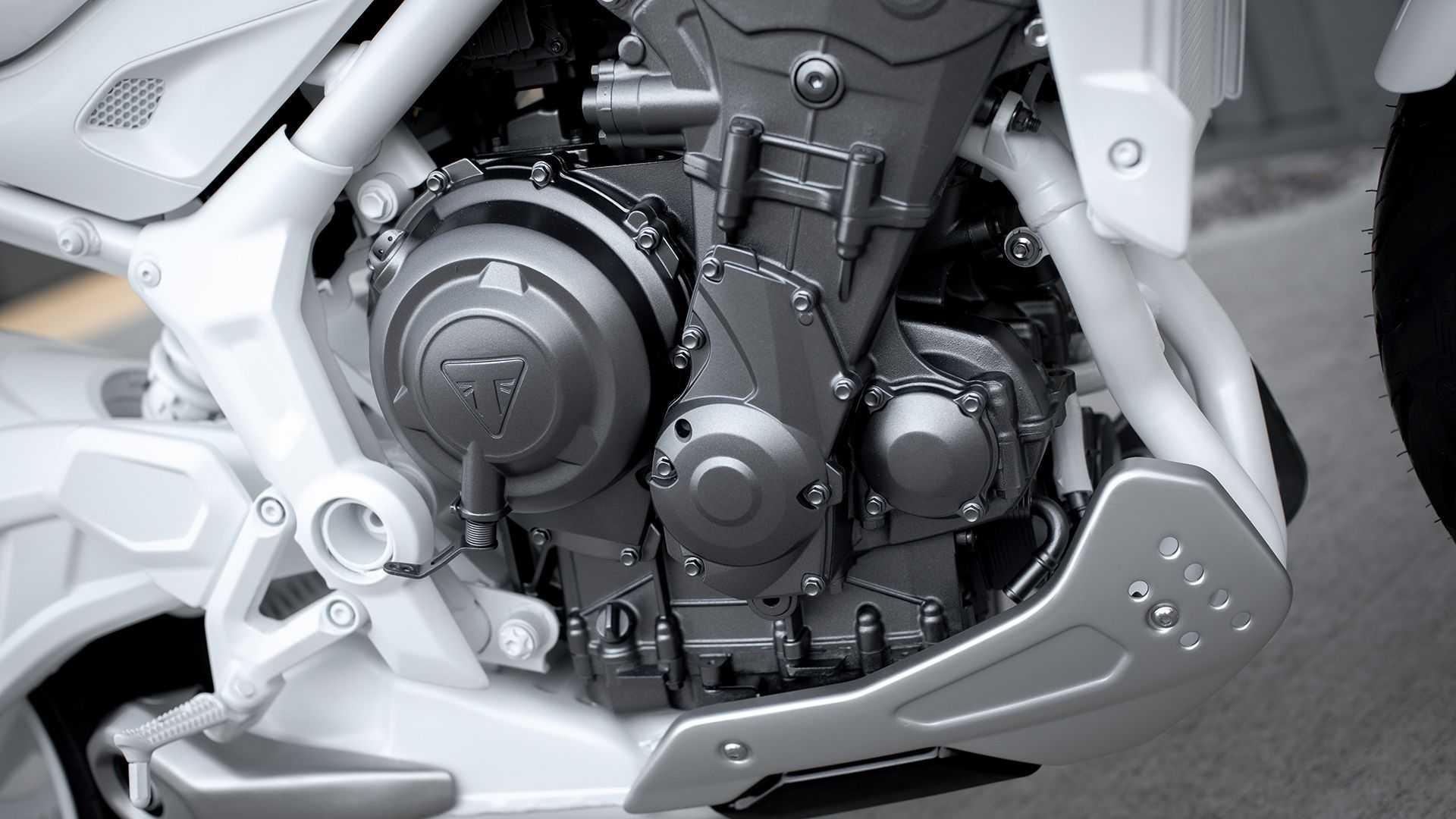 TRIUMPH官方尚未公佈TRIDENT的排氣量，但外媒猜測會使用660c.c.的三缸引擎