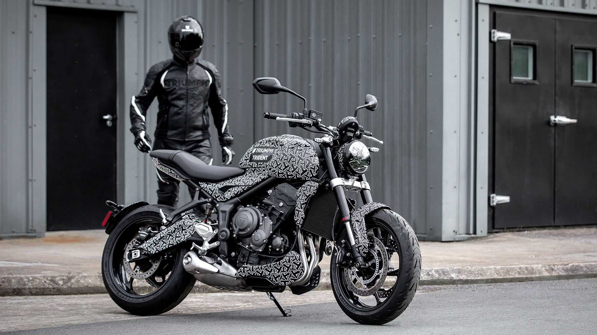 NISSIN雙活塞卡鉗配前雙碟,搭SHOWA倒立式前叉,輪胎選用米其林ROAD5