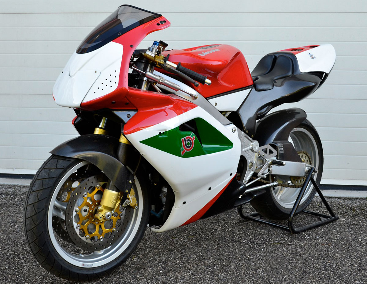 1999年,BIMOTA 把車上的噴射供油系統換掉,改裝上兩顆化油器再推出,排氣管和儀錶也都換上不一樣的新品,是為Trofeo 賽道版,車輛乾重減至155kg photo: vdue.it