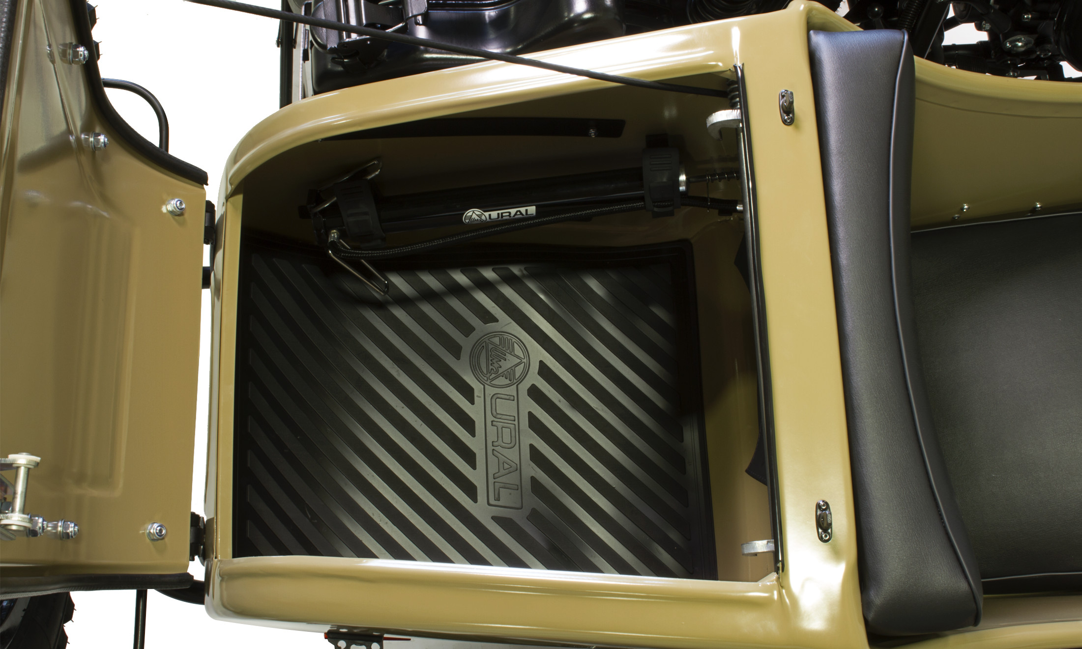 邊車後方寬敞的置物箱