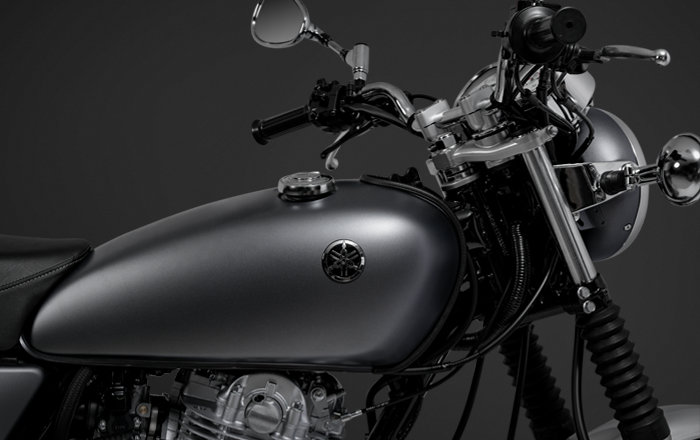 油箱上少了金色拉線的點綴