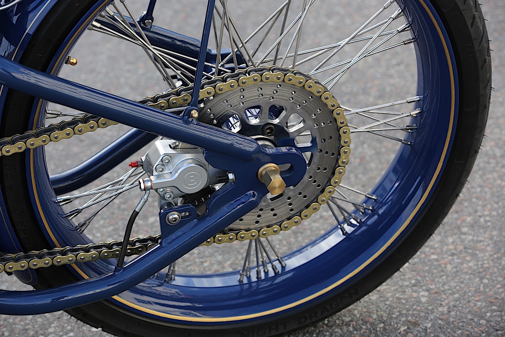 後剎車碟盤與後齒盤整合在一起,這是英國HARRISON BILLET 的產品,相當特別