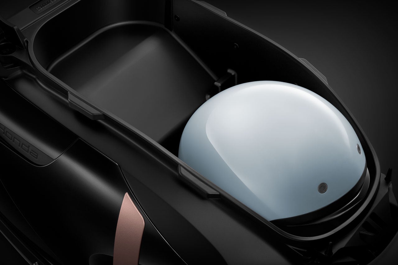 坐墊下置物空間相當悲劇，對比速克達王國台灣打造出來的速克達，好像台灣車款更強