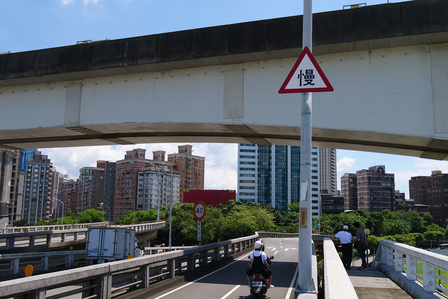 透過增設標誌牌面、塗銷雙白線改畫車道線來提升行車安全