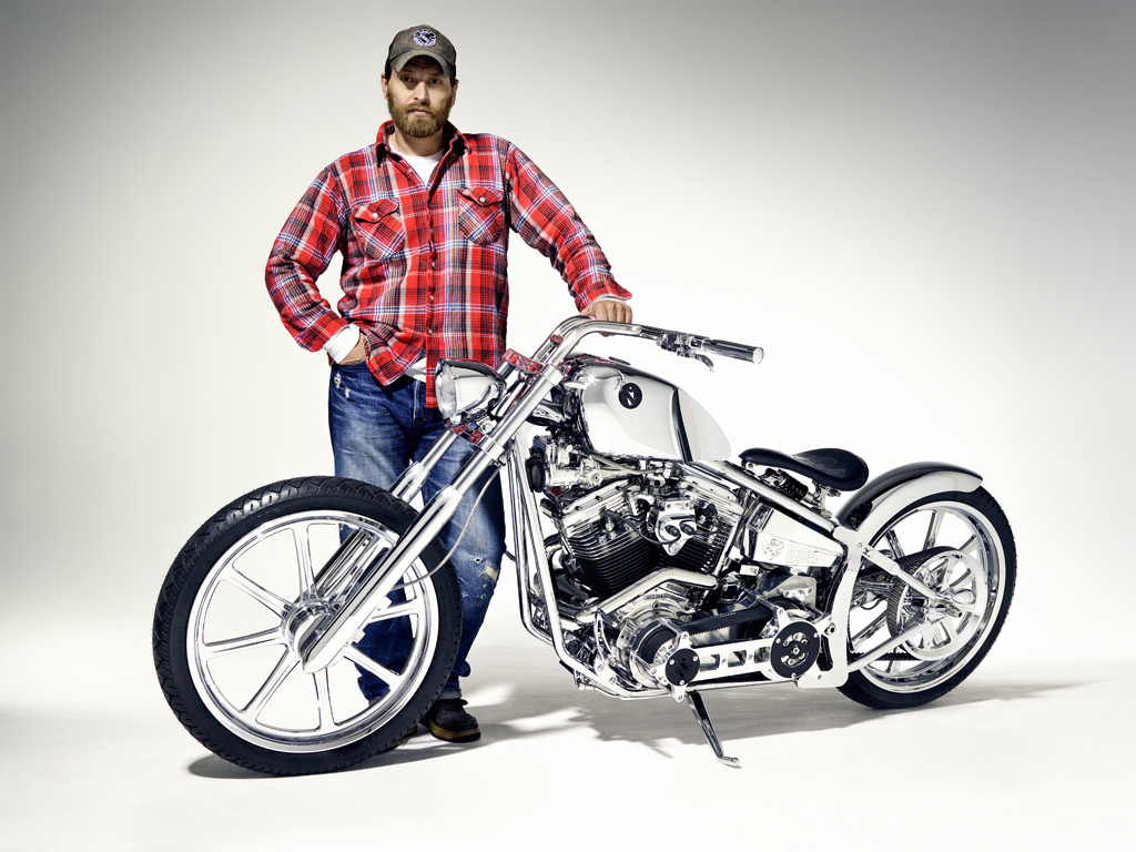 德國人Uwe Ehinger 是一位專門修復和改裝哈雷的技師,最近他突發奇想,製作了三瓶裝有老哈雷零件的琴酒來販售