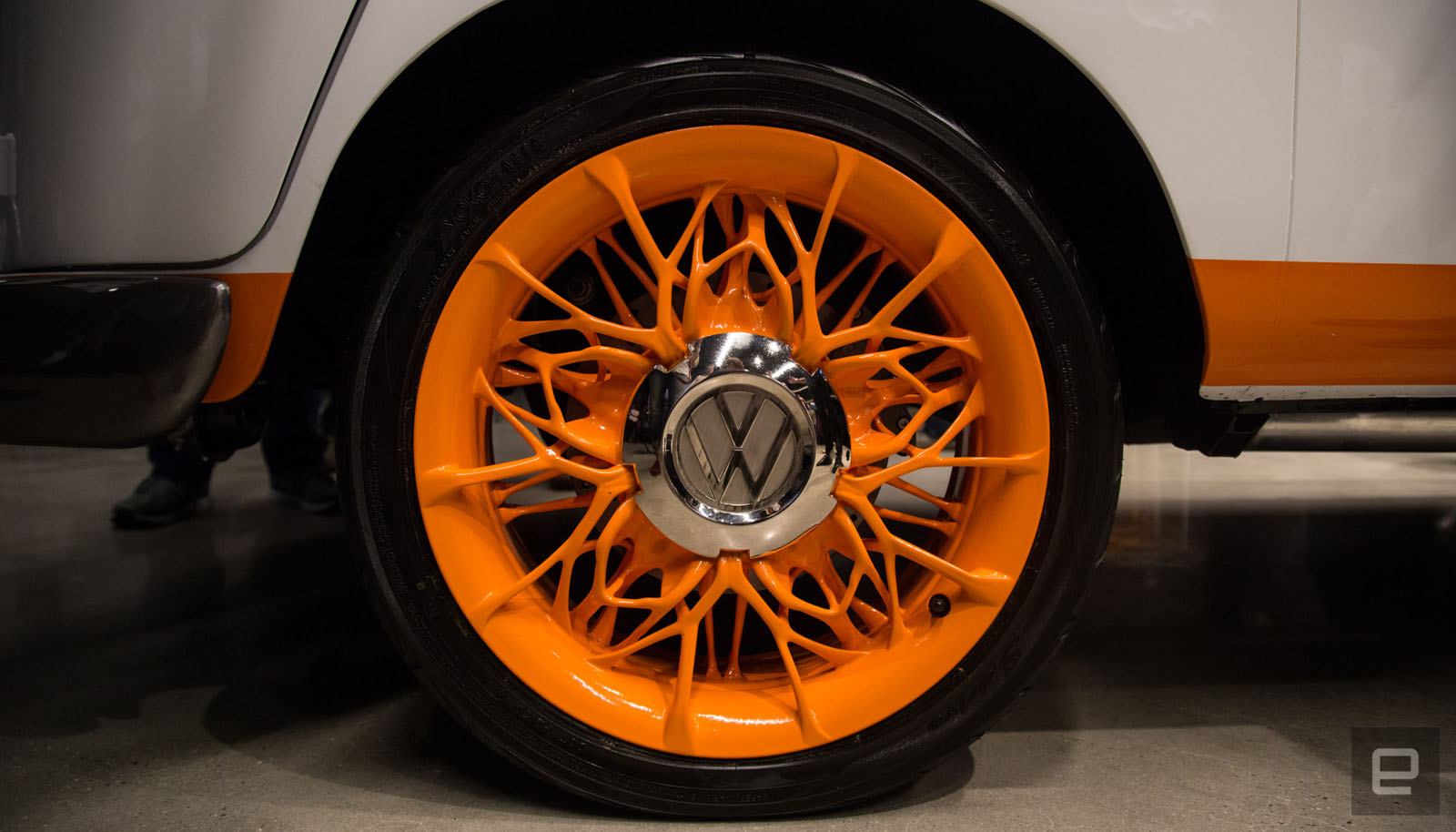 在輪框與後照鏡的部分上使用了新潮的衍生設計(generative design)