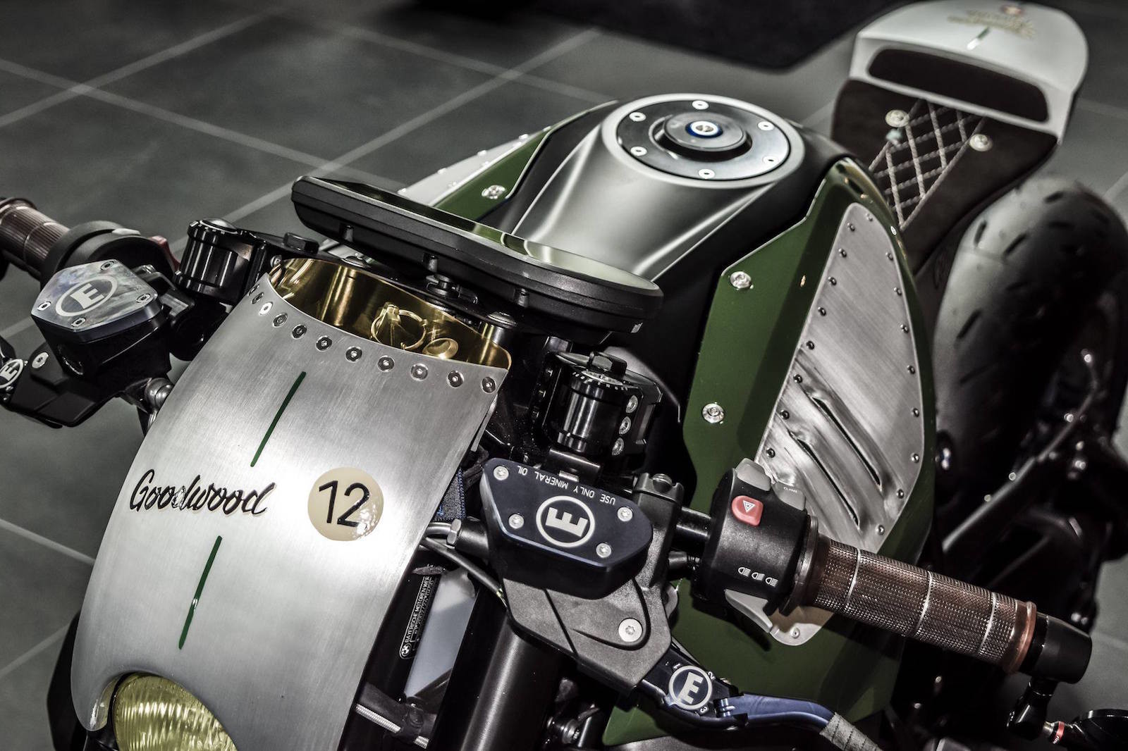 以金屬飾板取代原有的頭罩,細膩之中帶著粗獷的氣息